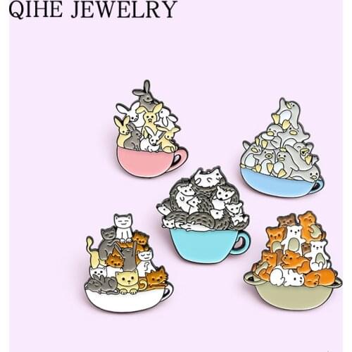 A Group of Animal Enamel Pin Bear Cat Rabbit Hedgehog Penguin Brooches for Women Bag Lapel Pin Badge Jewelry Gift 2021 Wholesale