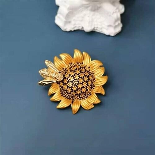 New retro high-grade clever bees Daisy corsage temperament corsage pin brooch female personality coat