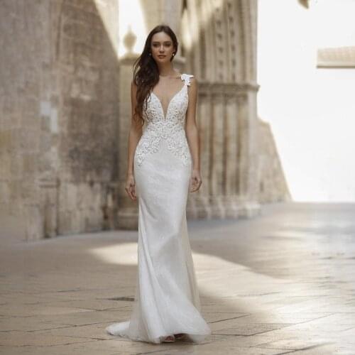 Sexy Sheath 2021 Wedding Dresses V Neck Applique Robe De Mariée Open Back Beach Bohemian Boho Bridal Gowns Sweep Train