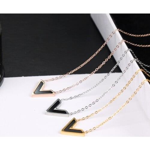 YUN RUO 2018 Rose Gold Color Chic Ins Style Sweet Black V Shape Pendant Necklace Fashion Titanium Steel Woman Jewelry Not Fade
