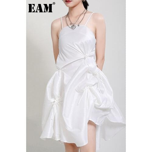 [EAM] Women White Pleated Irregular Spaghetti Strap Dress New V-Neck Sleeveless Loose Fit Fashion Tide Spring Summer 2021 1DC902