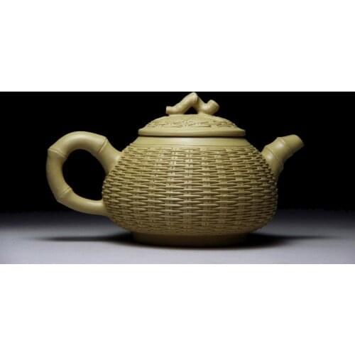 Is a gift of purple clay teapot and teapot made of bamboo from a famous clay maker in the original mine section