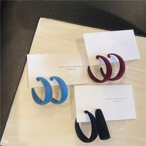 Autumn and winter new geometric C - shaped velvet womans earrings exaggerated temperament big circle stud earrings