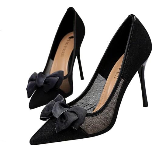 Ретикулярные углубления в женских туфлях, тонкие и высокие каблуки, неглубокий рот, острый нос, высокие каблуки с бантами, весен