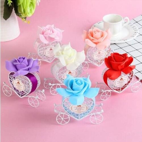 5/10pcs Romantic Carriage Wedding Favor Candy Box Happy Wedding Day Metal Tinplate Candy Box Sweet Favors Gift Boxes with Ribbon