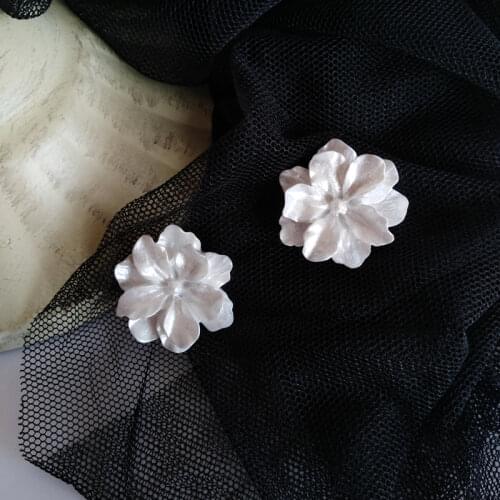 Bohemian White Flower Earrings for women Korean Boho Acrylic Stud Earrings Statement Cute Fashion Jewelry Wholesale Gift