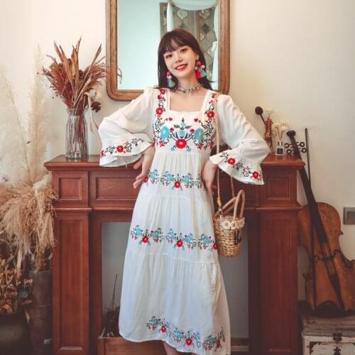 Collaosed Bohemia national super heavy wind posed holiday dress embroidered horn sleeve with a three color