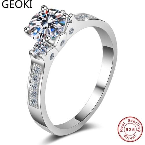 Geoki 925 Sterling Silver Passed Diamond Test 0.8 CT Round Perfect Cut Queen Moissanite Ring for Women Luxury Jewelry Gift