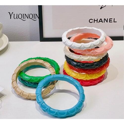 Classic Resin Cuff Engraved Fashion Bracelets Bangles for Women 2018 New Blue Acrylic Bracelet Female Simple Charm Party Jewelry