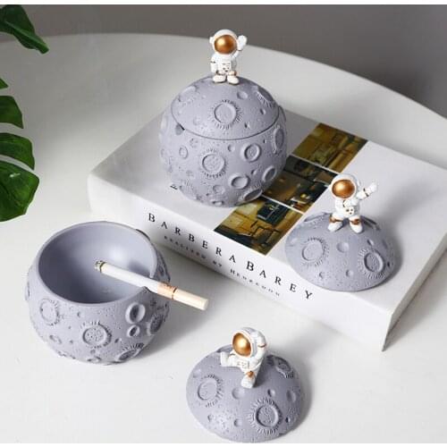 Creative Resin Astronaut With Lid Ashtray Home Living Room Anti Fly Ash Vertical Smoking Tray Boyfriend Gifts Ornaments
