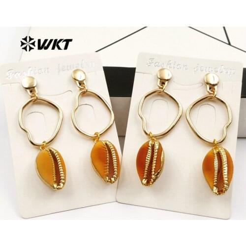 WT-E438 WKT Wholesale Natural cowrie shell dangle earrings female jewelry gift beautiful gold metal color 2018 new design series