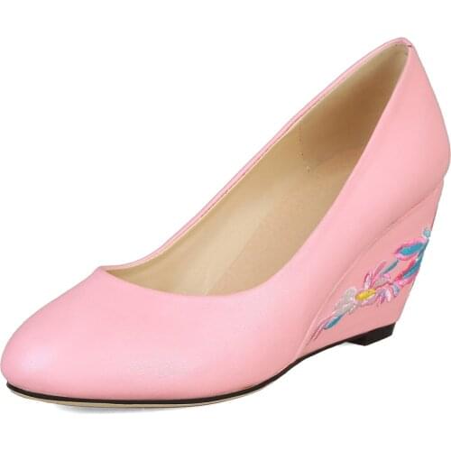 Early spring in 2019 new product fashionable wedge heel embroidery size 43 yards 33 - shallow mouth single woman shoes