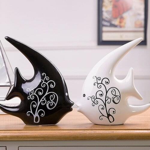 The two living room decoration Home Furnishing Bei jewelry gift ceramics black and white couple kiss fish Nordic style ceramic