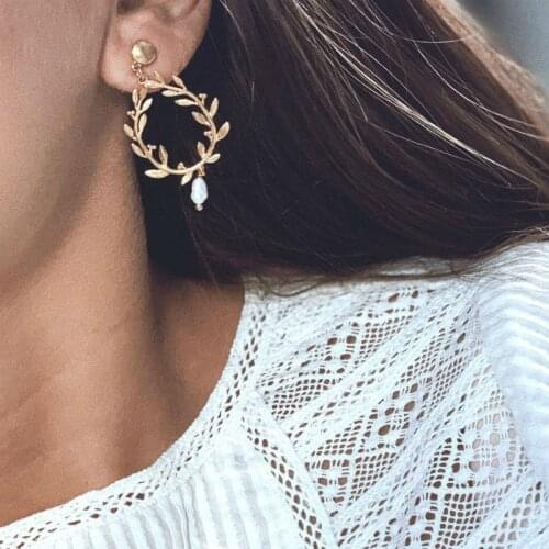 New Earrings Fashion Jewelry Exaggerated Personality Leaves Flower Hollow Imitation Pearl Womens Earrings Wild Hot Wholesale
