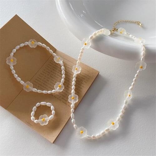 HUANZHI 2020 New Retro Elegant Sweet Freshwater Pearls Transparent Little Daisy Choker Necklace for Women Summer Hot Jewelry