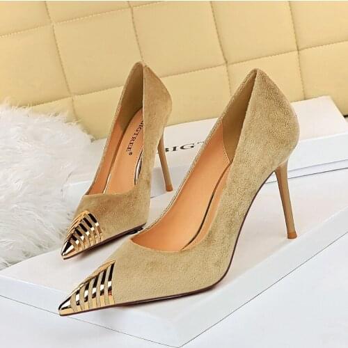 DJDSCOSTUME Suede Pumps