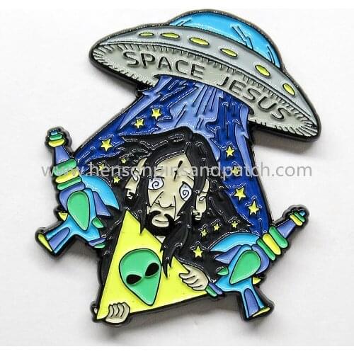 Customized Zinc alloy metal soft enamel dye black spaceship pin badge