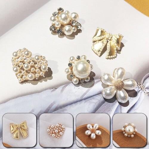 Fashion Rhinestones Pearl Flower Brooch Sweater Cardigan Collar Clip Clothes Fasteners Buckle Brooch Clip Jewelry Accessories