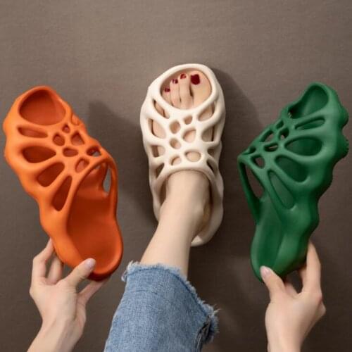 2021 new Home slippers women/men summer fashion skull thick bottom increase indoor couple home soft bottom sandals