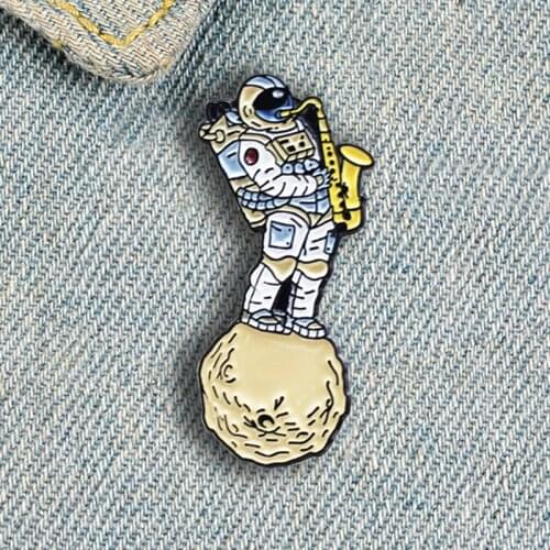 Astronaut Standing on the moon Blow Sax Custom Badge Astronaut Love music universe Space Lapel Pin Enamel Brooch Jackets Badges