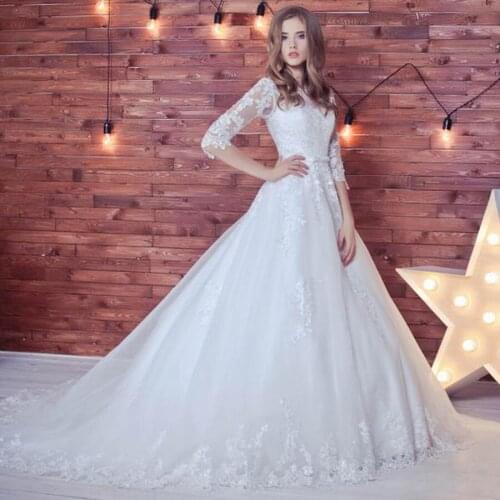 Half Sleeves Scoop Neckline Wedding Dress Applique Lace Ball Gowns Button Back Bridal Robe De Mariee