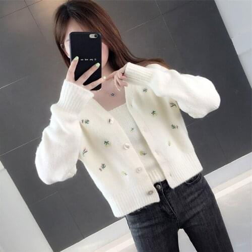 The new womens clothing in 2021 small brief paragraph and fresh knitting cardigan of female age season 2021 ms sweater