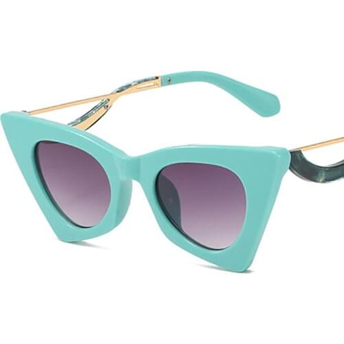 Personality triangle cat eye sunglasses retro design and color European INS web celebrity sunglasses female street shoot catwalk