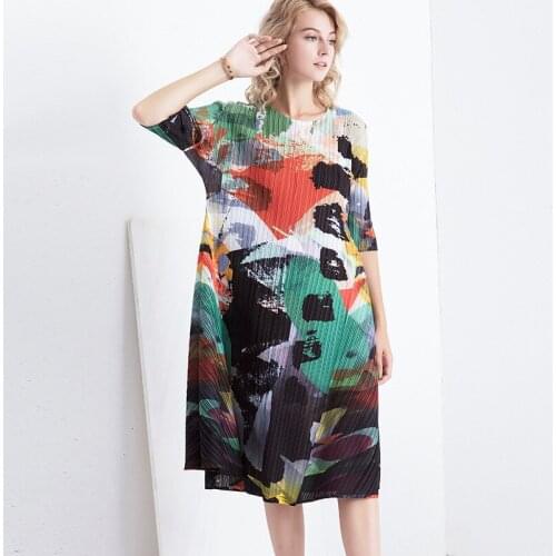 Miyake pleated thin printed mothers dress 2021 autumn new style round neck loose waist big swing knee-length dress for woman