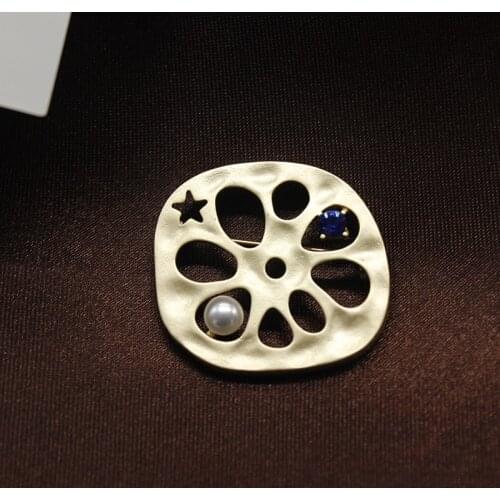 Cloud jewelry simple fashion matte gold lotus root crystal Korean Pearl Brooch suit shirt coat coat womens summer accessories