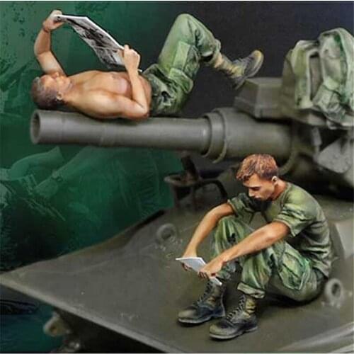 2pcs Soldiers Resting On A Tank Resin Figure 1/35 Scale Model Kit Assembly Model Figure Resin Kit Colorless Self-Assembled Toy