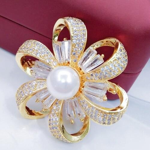 Hollow Flower Brooches for Women Fashion Jewelry Simple Design Wedding Pins and Brooches Gold-tone Bouquet Hijab Pin and Broach