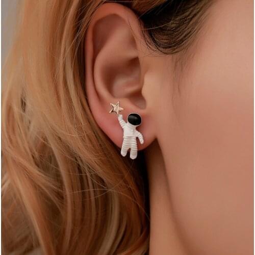 Origin Summer Unique Design Space Astronaut Reaching The Star Stud Earings for Women Exquisite Asymmetric Earings Jewelry