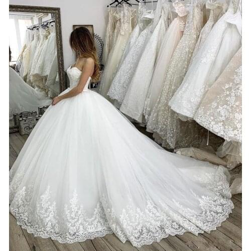 2021 New Vintage Strapless Ball Gown Lace Wedding Dresses with Bow Tie Appliques Court Train Tulle Wedding Bridal Gowns