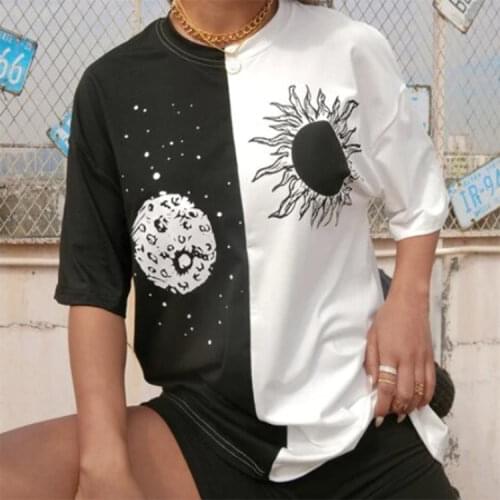 Black White Stitching Funny Holding The Moon Print Graphic Tees Women Short Sleeve Vintage Casual Tshirt Summer T Shirt Fashion
