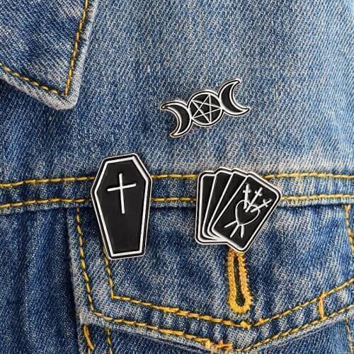 2019 alloy Coffin Moon Star Poker Black Goth Gothic Pins Brooches Buckle Shirt Badge Fashion Gift for Friend bag hat accessories