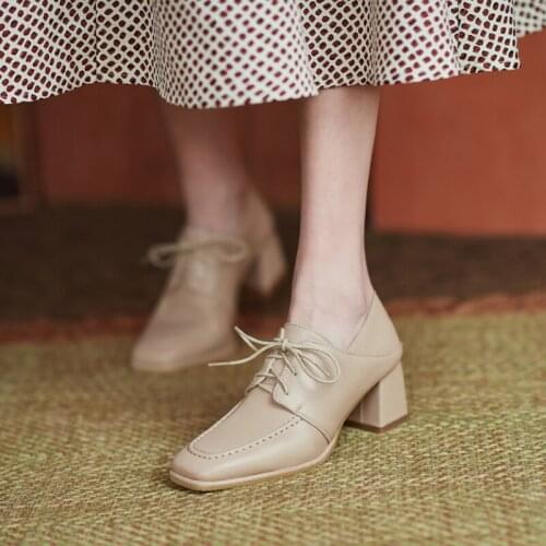 2021 Women Retro Mary Janes Pumps Shoes Med Heel Square Toe Buckle Shoes Spring Summer Sandals Leather Pumps beige