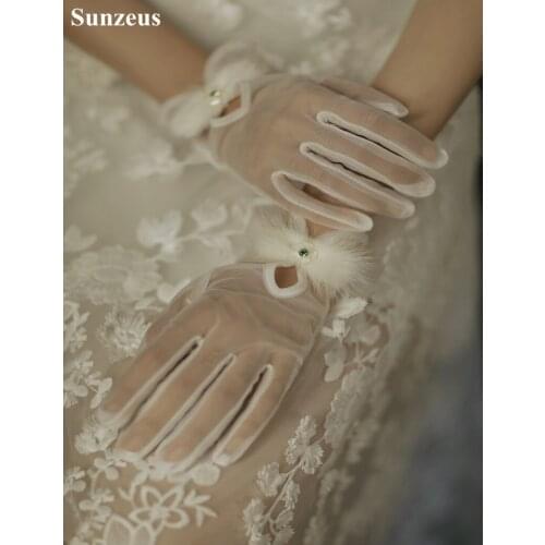 Ivory Tulle Wedding Gloves 2020 Short Gloves with Feathers Bridal Party Handwear Accessories for Wedding Full Finger A2-02