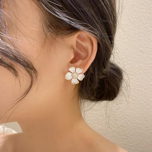 VSnow Korean Summer 3D Enamel White Flower Dangle Earring for Women Girls Luxury Shining Rhinestone Gold Metal Earring Jewelry