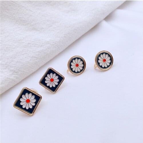 Retro ear clip without pierced female daisy flower French square earrings earrings Morandi earrings