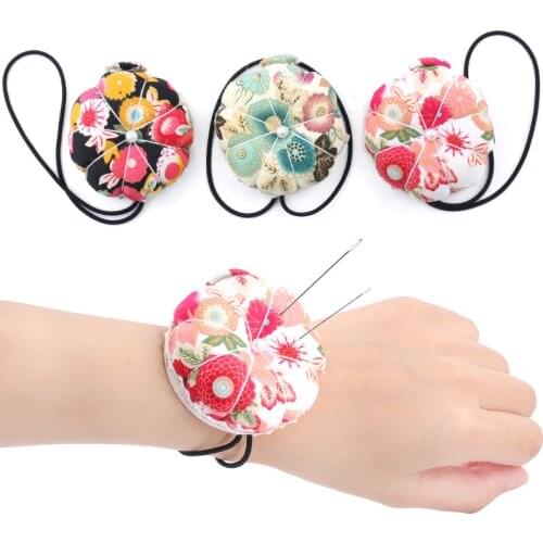 Japanese style sewing machine with needle and dual purpose needle pricked pin package European and American wrist Pin cushion