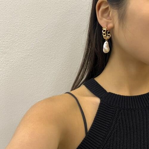 European and American Style Fashion Hollow Alloy Earrings Baroque Shaped Pearl Metal Ear Jewelry Women Wedding Party Gift 2021