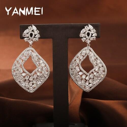 Geometric Distortion Special Earrings Advanced Design Symmetrical Noble Jewelry Fashionable Cubic Zirconia Shiny Black Earrings