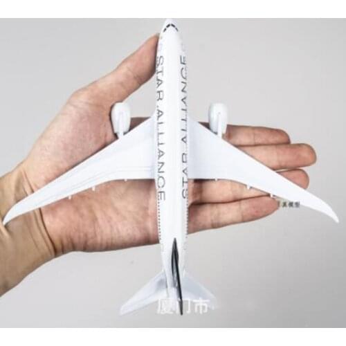 18CM B787 STAR Airlliance airline diecast model 1:300 alloy collectible display toy airplane 787 aircraft collection toy