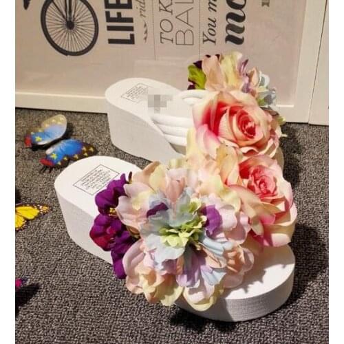 The new summer flip-flops female with non-slip sandals and slippers flip-flops slope with beach sandals and slippers