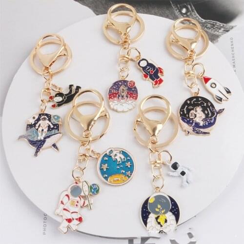 Creative Whale Astronaut Keychain Alloy Key Chains for Women Boy Bag USB Pendant Car Keys Decor Couple Gift Anime Accessories