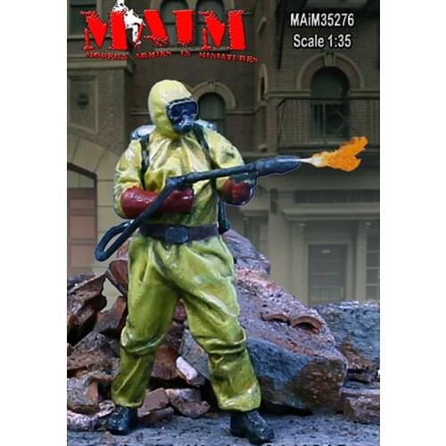 1/35 Survivor in Radiation Suit + Flamethrower, Resin Model Soldier GK, Unassembled and unpainted kit