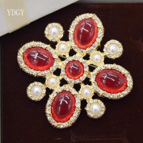 YDGYs new crystal and Pearl cross Baroque brooch is the brides wedding jewelry, high quality fashion overcoat