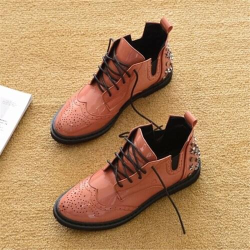 2020 New Rivet Short Tube Single Ankle Boot British Carved Women Western Boots Patent Leather Flat Heel Lady Chelsea Boots Shoes