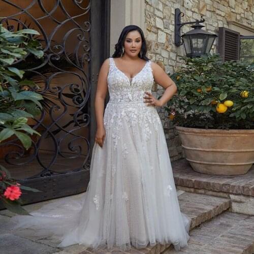 Light Champagne Plus Size V-neck Lace Applique Sleeveless Elegant A-line Wedding Dresses with Train Vestido De Novia