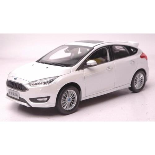 1:18 Diecast Model for Ford Focus 2015 White Hatchback Rare Alloy Toy Car Miniature Collection Gifts Freestyle